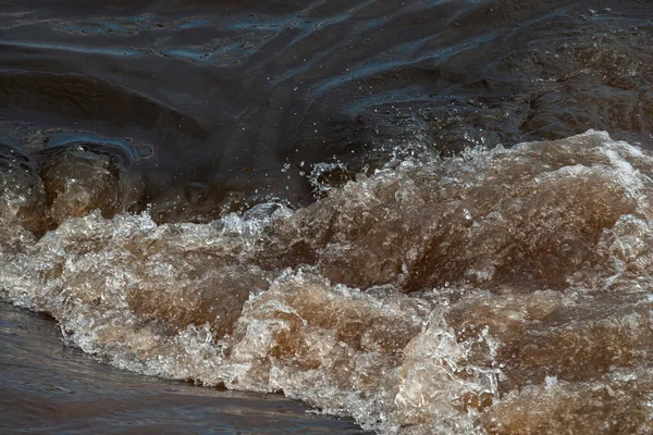 Lağım Boruları Nehre Dökülüyor Kirliliği Çevresel Hasar Kavramı Seçici Odaklanma — Stok fotoğraf