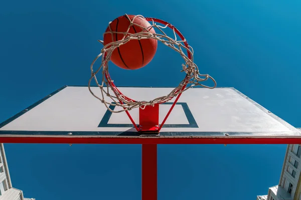 Niedriger Blickwinkel Auf Ball Der Durch Körbe Auf Outdoor Basketballplatz — Stockfoto