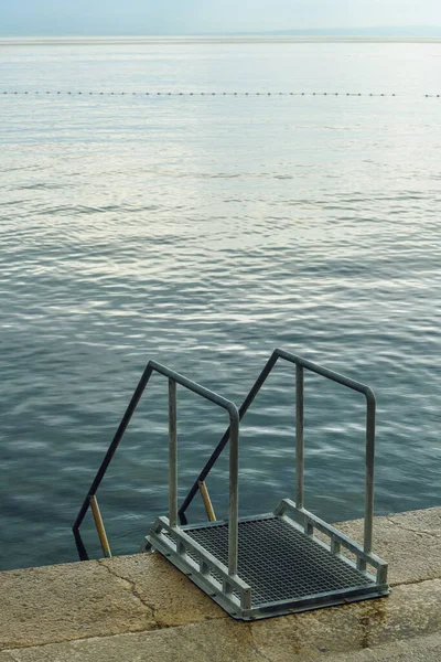 Deniz Iskele Merdiveni Suya Giriş Olarak Seçici Odak Noktası — Stok fotoğraf