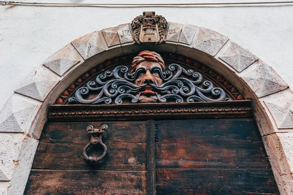 Puerta Madera Gastada Con Arco Casco Antiguo Lovran Costa Croata —  Fotos de Stock