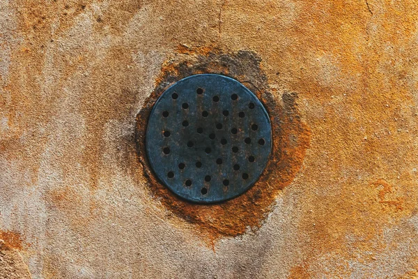 Φθαρμένη Στρογγυλή Σχάρα Αερισμού Τρύπες Στον Τοίχο Του Παλιού Σπιτιού — Φωτογραφία Αρχείου