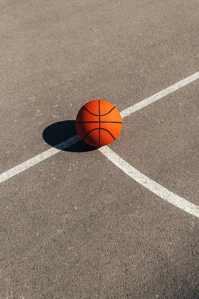 アスファルト表面を持つ屋外コートのバスケットボールボール 選択的フォーカス — ストック写真