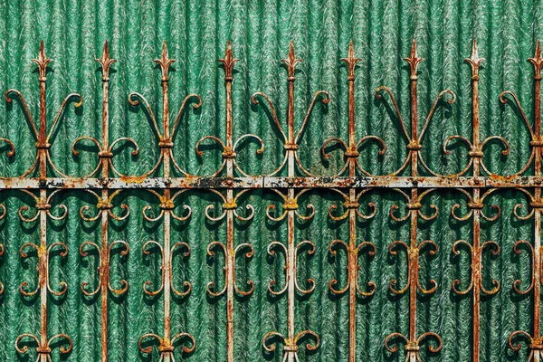 背景として古い錬鉄製のフェンスパターン 錆びた金属装飾 — ストック写真
