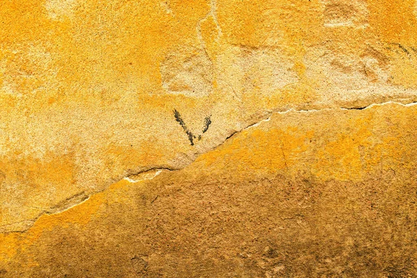 Damaged Cracked Yellow Concrete Wall Background Copy Space — Stock Photo, Image