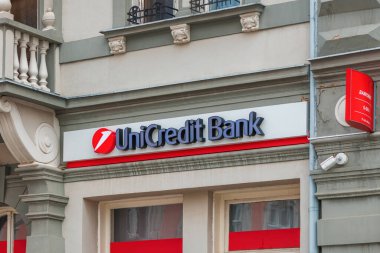Zrenjanin, Sırbistan - 29 Nisan 2023: Unicredit banka tabelası. Bu banka merkezi Milano, İtalya 'da bulunan uluslararası bir bankacılık grubunun bir parçası..