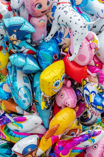 Zrenjanin Srbsko Dubna 2023 Banda Heliových Balónů Různými Slavnými Kreslenými — Stock fotografie