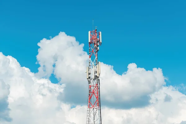 Mobile Telephony Base Station Communication Tower Cloudy Summer Sky — Stock Photo, Image