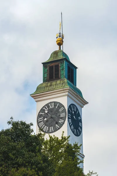 ペトロヴァラディン要塞とノヴィ サドの最も重要なランドマークとシンボルの一つである白い時計塔 — ストック写真