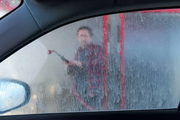 Мужчина Моет Машину Водяным Пистолетом Автомойке Мыло Воск Капли Воды — стоковое фото
