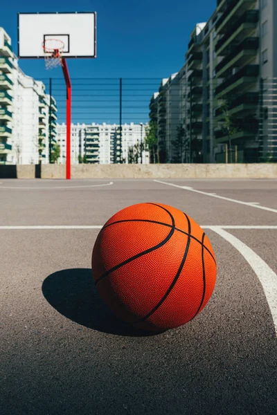 Piłka Koszykówki Boisku Zewnętrznym Betonową Nawierzchnią Oparciem Obręczami Tle Dzielnicy — Zdjęcie stockowe