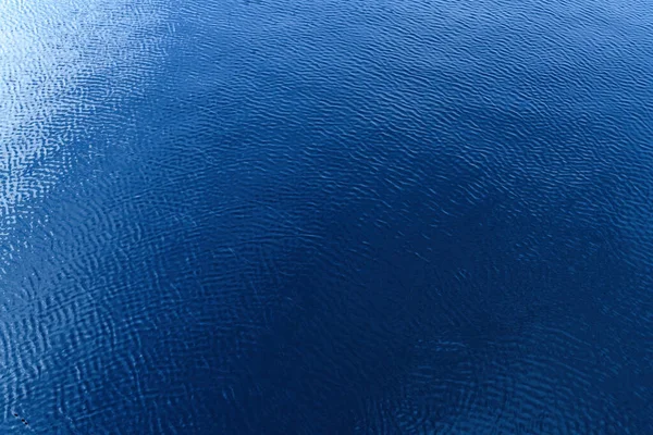 Blaue Flusswasseroberfläche Mit Wellen Und Lichtreflexion Textur Des Sauberen Süßwassers — Stockfoto