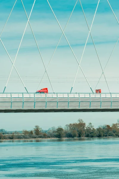 春日阳光明媚 红色半卡车在诺维萨德多瑙河上过桥 — 图库照片
