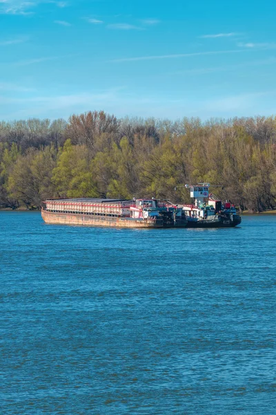 Embarcación Contenedores Para Transporte Mercancías Río Danubio Enfoque Selectivo — Foto de Stock