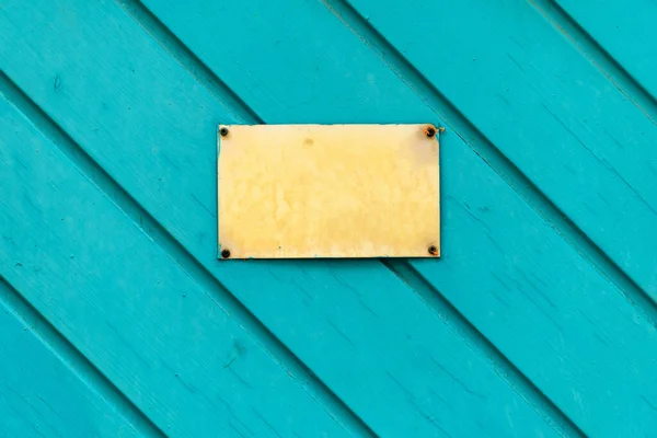 コピースペースとして素朴な青い木製のドアに古いプレートのモックアップ — ストック写真