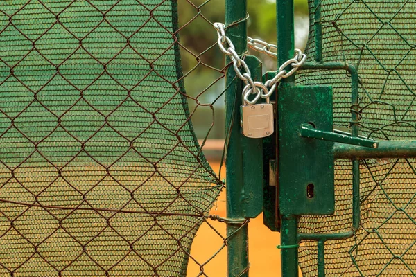 Porta Trancada Com Corrente Cadeado Foco Seletivo — Fotografia de Stock