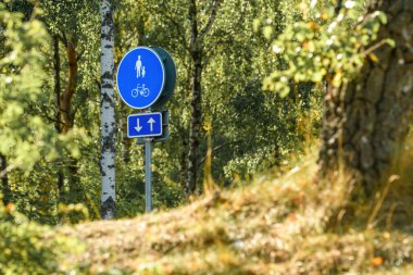 Halmstad, İsveç 'teki halk parkında yaya yolu ve bisiklet yolu trafik levhası. Seçici odak.