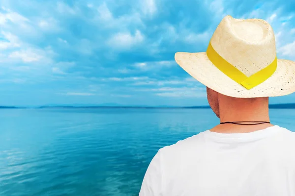 Unrecognizable Male Person Summer Straw Hat Looking Horizon Tranquil Sea — Stock Photo, Image