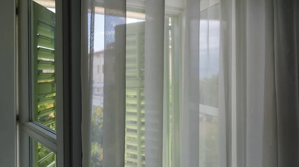 海滨公寓的百叶窗和窗帘 有选择的焦点 — 图库照片