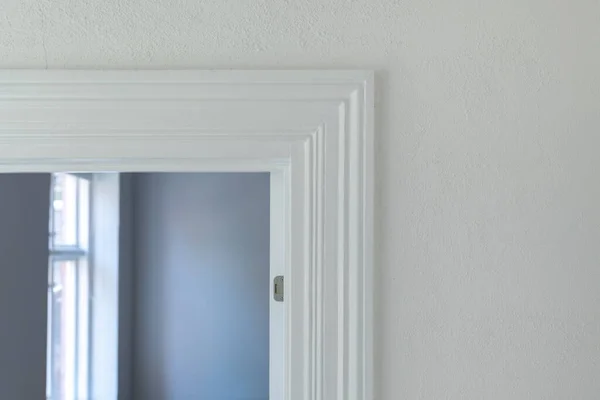 白色门框 墙壁为复制空间 有选择的焦点 — 图库照片
