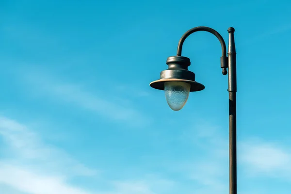 Lâmpada Luz Lanterna Rua Com Cúpula Vidro Contra Céu Azul — Fotografia de Stock