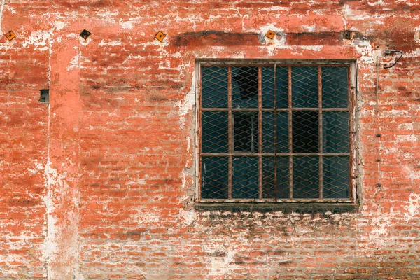 Eski Endüstriyel Metal Şebeke Penceresi Yıkılmış Fabrika Binası Kırık Camlar — Stok fotoğraf