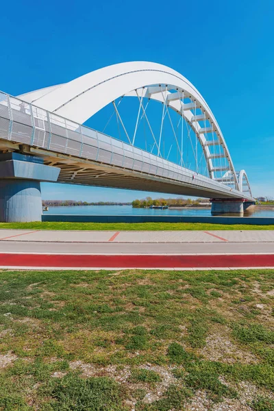 Most Zezelj Klenutý Most Dunaji Novém Sadu Vojvodina Srbsko Tato — Stock fotografie