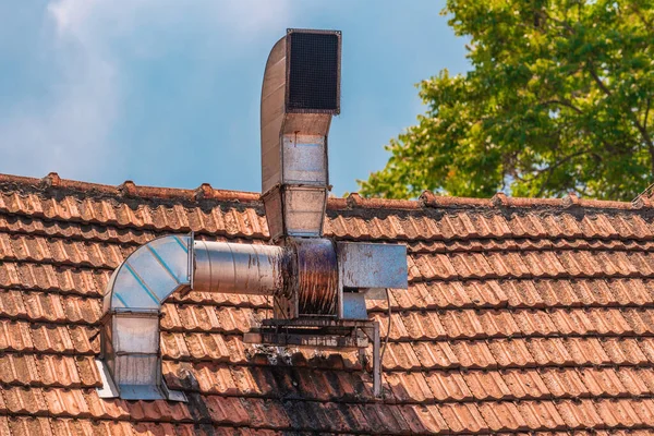 屋根の上のファーストフードレストラン煙突抽出器 選択的な焦点 — ストック写真