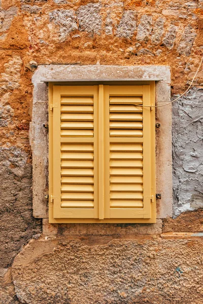 Gele Raamluiken Van Een Oud Huis Lovran Kroatië — Stockfoto