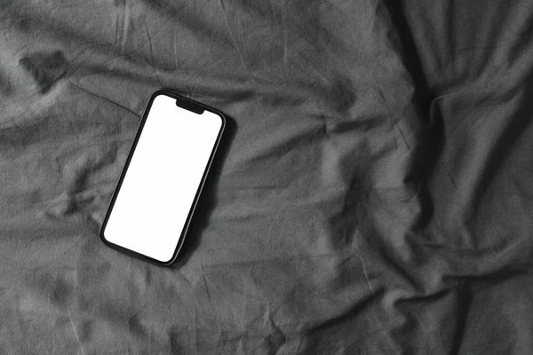 Smart Mobiele Telefoon Met Blanco Mockup Scherm Gerimpeld Beddengoed Bovenaanzicht — Stockfoto