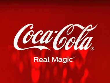 Novi Sad, Sırbistan - 27 Mayıs 2023: Coca-Cola afişi ve süpermarkette sloganı