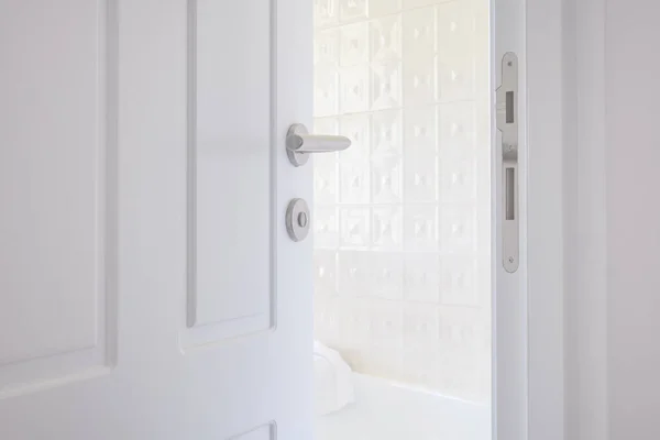 白色浴室大门左半部分 略为敞开 带有现代手柄 有选择的焦点 — 图库照片