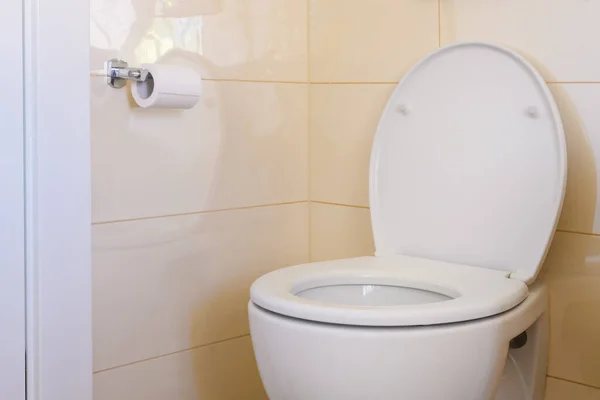 Assento Sanitário Rolo Papel Banheiro Foco Seletivo — Fotografia de Stock
