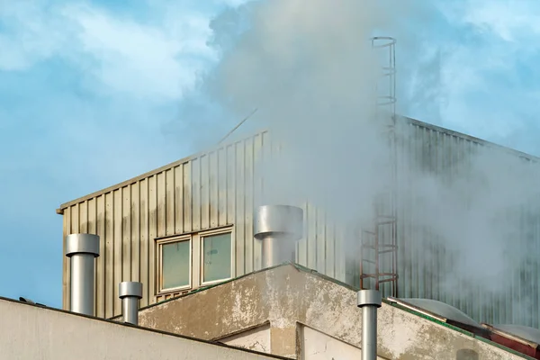 Ipari Kémény Füst Gőz Kimerültség Régi Gyárépületben Szelektív Fókusz — Stock Fotó