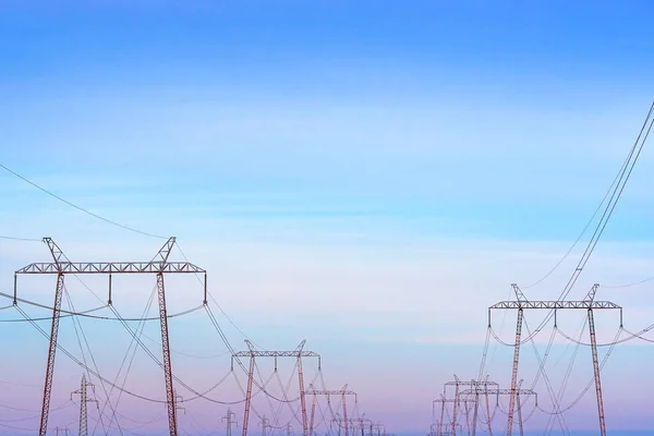 Torres Transmissão Postes Eletricidade Com Linhas Aéreas Campo Espaço Cópia — Fotografia de Stock