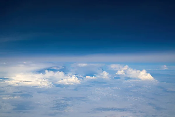 夏の晴れた日に旅客機から見た白い積雲 空中風景 — ストック写真