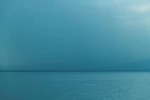 海面上乌云密布 亚得里亚海海岸线上夏天的暴风雨 倾角很大 — 图库照片