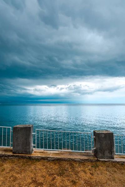 ラヴランの遊歩道と海岸線 アドリア海とクヴァルネル湾の冷たい曇りの日の景色 空の嵐の雲 — ストック写真