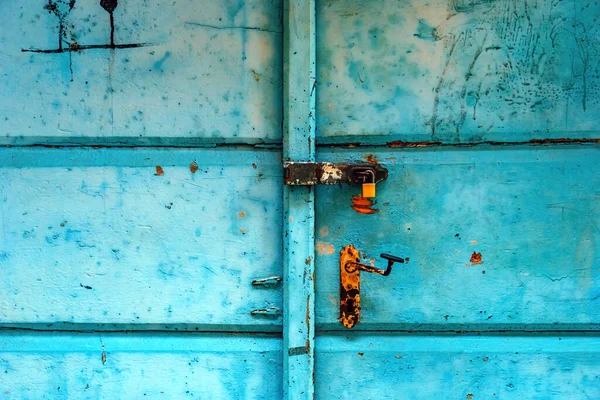 Old Worn Wooden Door Rusty Handle Padlock Background — Stock Photo, Image
