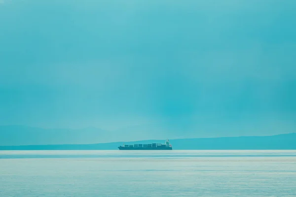 大型集装箱船在阴云密布的早晨在海上航行 有选择地聚焦 — 图库照片