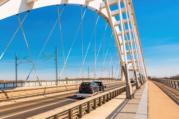Vůz Transportér Černým Osobním Automobilem Přívěsu Přechází Most Přes Řeku — Stock fotografie