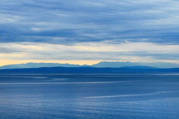 クロアチアの町ラヴランから見られるアドリア海のクヴァルネル湾で午前中に曇りの空 選択的フォーカス — ストック写真