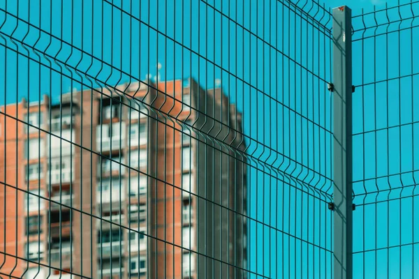 Υψηλή Άνοδος Αρχιτεκτονικής Brutalism Στυλ Πολυκατοικία Πίσω Από Μεταλλικό Φράχτη — Φωτογραφία Αρχείου