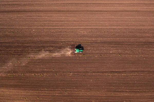 播种季节前 带有耕作机的农用拖拉机进行田间耕作 从无人地带顶部向下俯瞰空中射击 — 图库照片