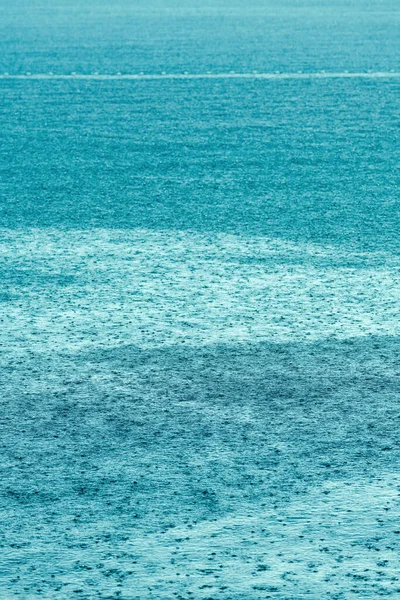 Внезапный Летний Дождь Берегу Моря Капли Дождя Образующие Узоры Поверхности — стоковое фото