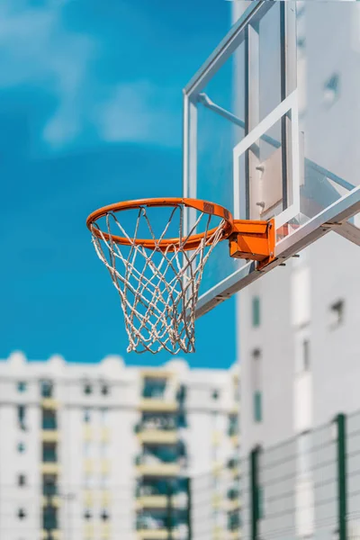 都市住宅街のストリートボールのための屋外裁判所のフープを持つ透明なプレキシガラスバスケットボールのバックボード 選択的な焦点 — ストック写真