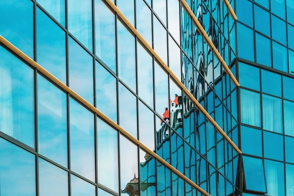 抽象的な幾何学的および建築的背景として金融中心街のオフィスビルの近代的なガラスのファサード 低角度ビュー — ストック写真