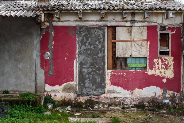 Old Ruined House Slum Deteriorated Facade Shut Windows Walled Doors — Stock Photo, Image