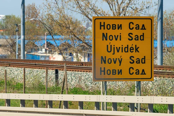 Novi Sad Sinal Cidade Com Nome Cidade Escrito Cinco Línguas — Fotografia de Stock