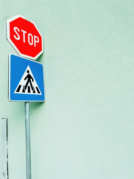 Zastavit Pěší Přejezd Dopravní Značky Opírající Zeď Jako Kopírovat Prostor — Stock fotografie