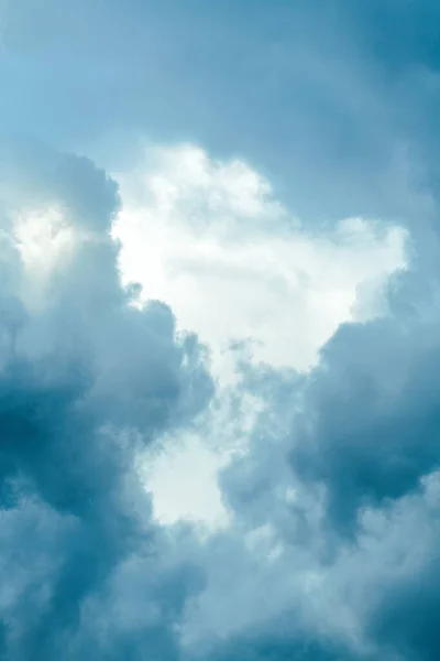 Colpo Verticale Cielo Lunatico Con Nuvole Drammatiche Primavera Previsioni Del — Foto Stock